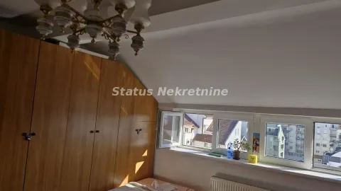 Potkrovlje sa drvenim plakarom, krevetom i prozorima. - image 10