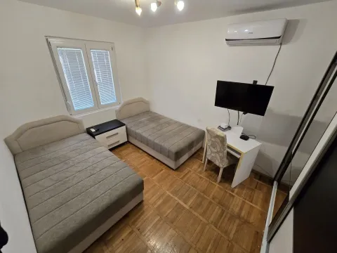 Izdavanje, trosoban stan, 80m², Gradiošnica, Tivat - image 9