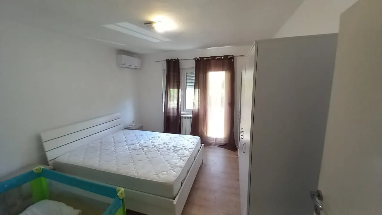 Izdavanje, kuća, 200m², Blok 9, Podgorica