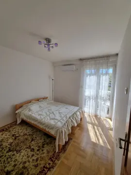 Svijetla spavaća soba sa bračnim krevetom i izlazom na balkon. - image 4