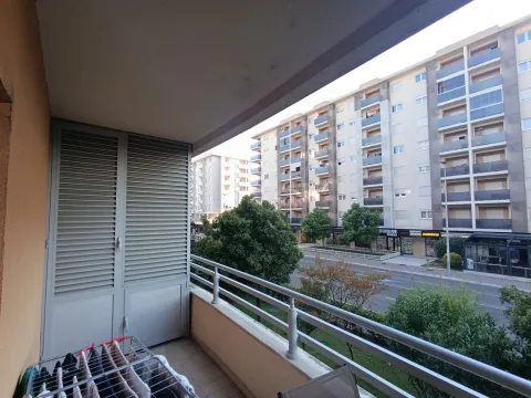 Pogled sa balkona na okolne stambene zgrade i ulicu. - image 5