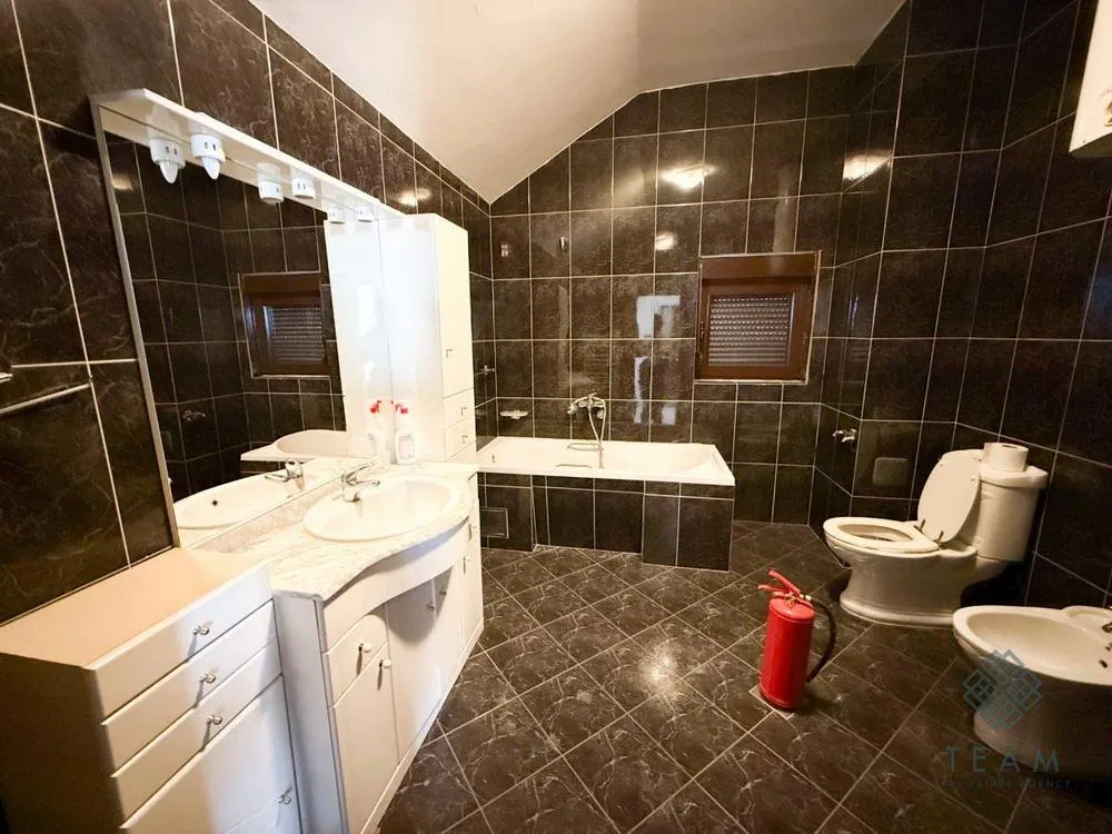 Rent, house, 460m², Gorica C, Podgorica