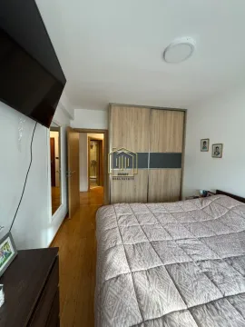 Namještena spavaća soba sa bračnim krevetom, plakarom i televizorom na zidu. - image 9