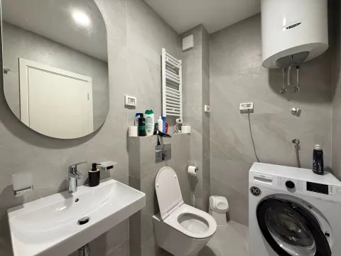 Moderne kupatilo sa umivaonikom, WC šoljom, tuš kabinom i mašinom za veš. - image 8