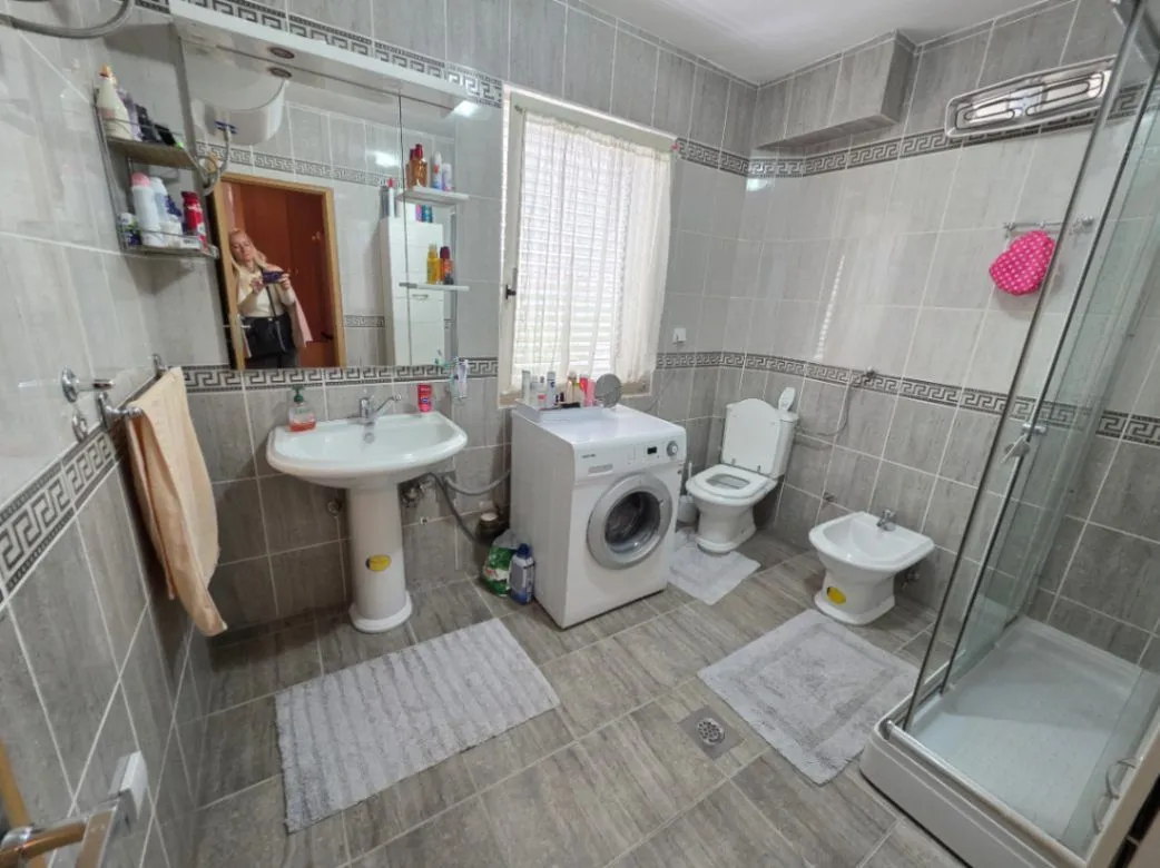 Izdavanje, četvorosoban stan, 140m², Tološi, Podgorica