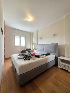 Spavaća soba sa bračnim krevetom i noćnim stočićem. - image 10