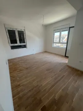 Prazna soba sa drvenim podom i bijelim zidovima. - image 6