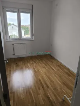 Prazna soba sa parketom i prozorom. - image 8