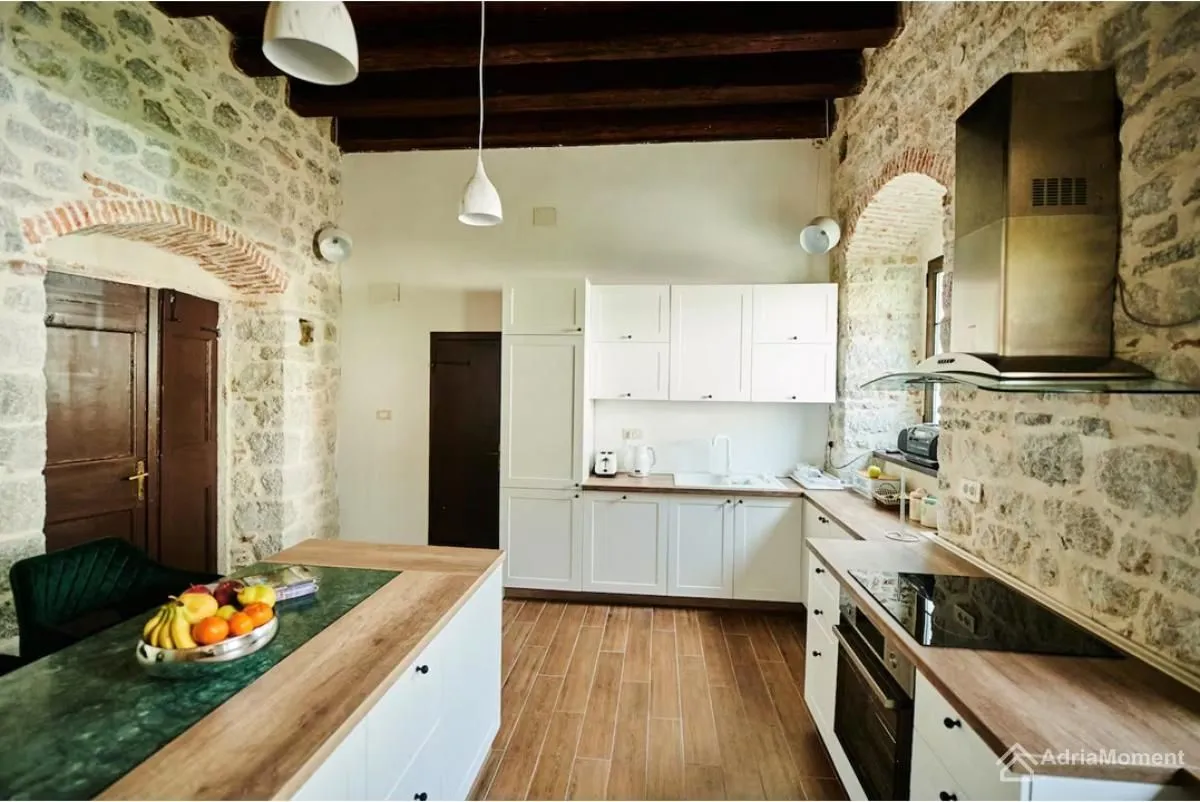 Prodaja, dvosoban stan, 129m², Dobrota, Kotor