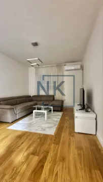 Dnevna soba sa garniturom, stočićem i televizorom. - image 2