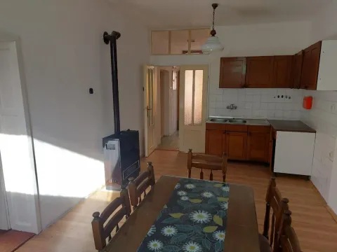 Kuhinja sa trpezarijom i peći na drva. - image 11