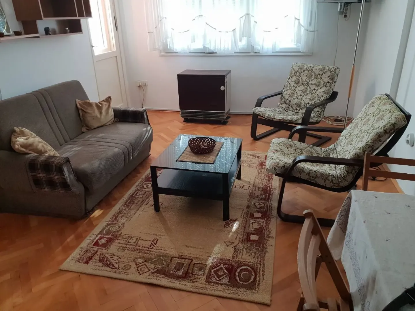 Dnevna soba sa kaučem, dvije fotelje i stočićem.