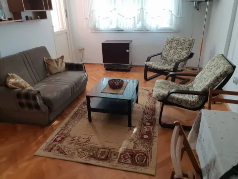 Dnevna soba sa kaučem, dvije fotelje i stočićem. - image 3