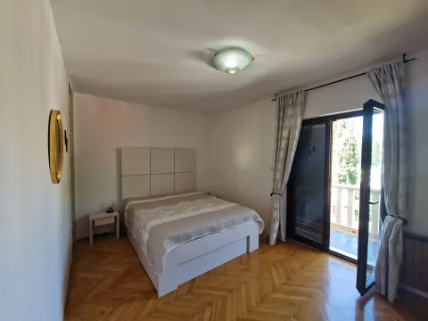 Spavaća soba sa bračnim krevetom i izlazom na terasu. - image 11