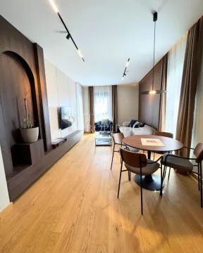 Dnevni boravak sa trpezarijom i modernim drvenim oblogama na zidu. - image 12