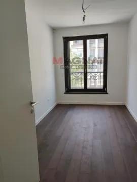 Prazna soba sa drvenim podom i prozorom. - image 11