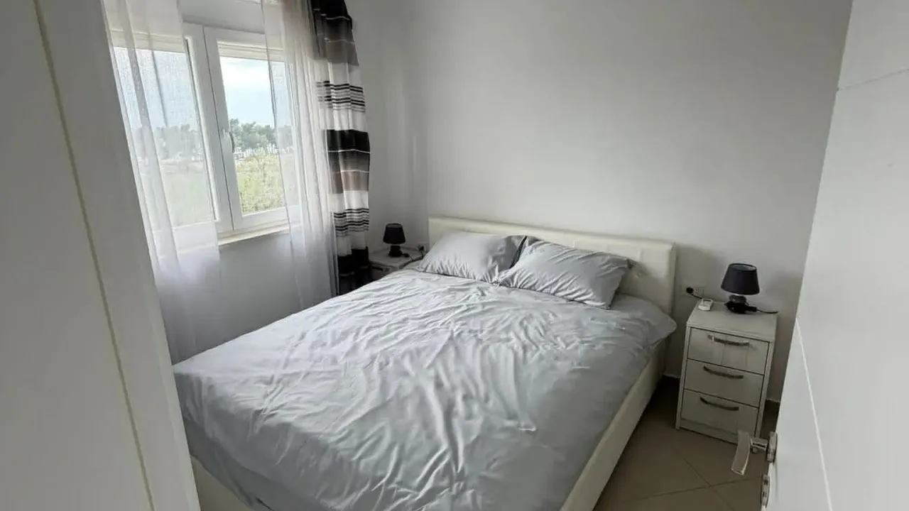 Izdavanje, dvosoban stan, 80m², Centar, Bar