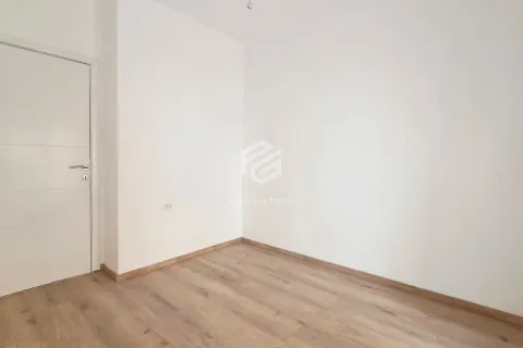 Prazna svijetla soba sa bijelim zidovima i drvenim podom. - image 5