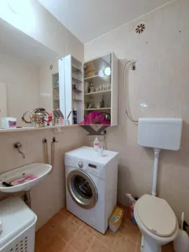 Kupatilo sa umivaonikom, WC šoljom, mašinom za veš i zidnim ormarićem. - image 7