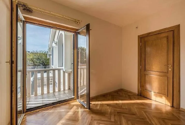 Izdavanje, kuća, 370m², Zabjelo, Podgorica