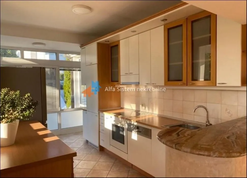 Rent, four bedroom apartment, 250m², Savski Venac, Beograd