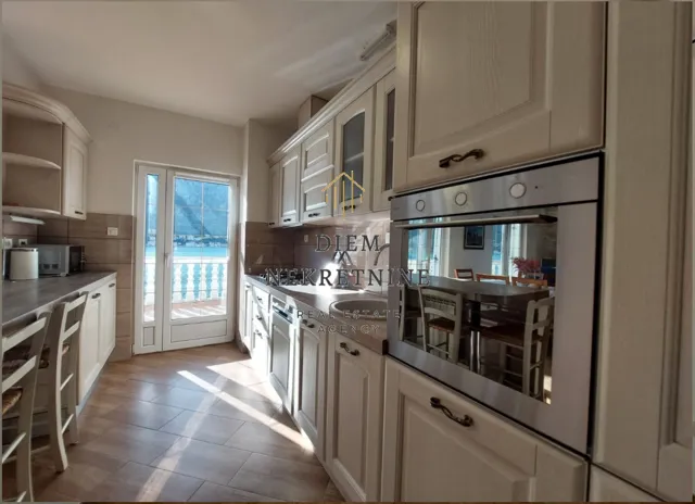 Rent, three bedroom apartment, 130m², Dobrota, Kotor