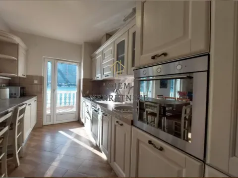 Izdavanje, trosoban stan, 130m², Dobrota, Kotor - image 8