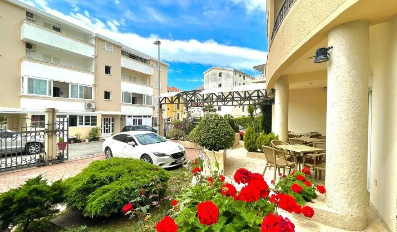 Prodaja, ugostiteljski objekat, 1300m², Centar, Budva