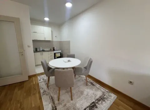 Manja kuhinja sa trpezarijskim stolom i četiri stolice. - image 3