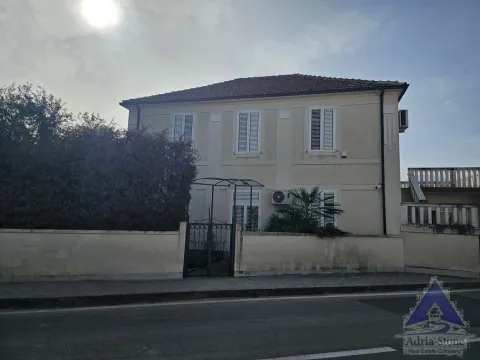 Prodaja, kuća, 325m², Donja Lastva, Tivat