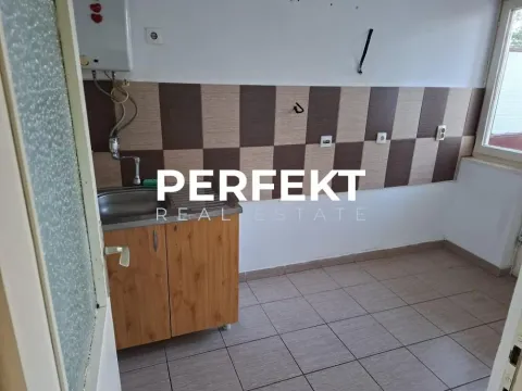 Prazna kuhinja sa sudoperom i pločicama na zidu. - image 11