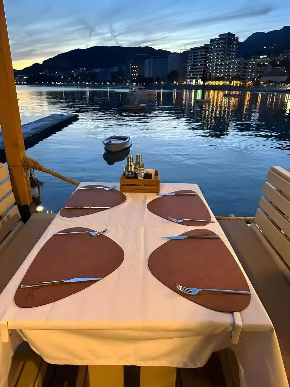 Izdavanje, ugostiteljski objekat, 1500m², Rafailovići, Budva