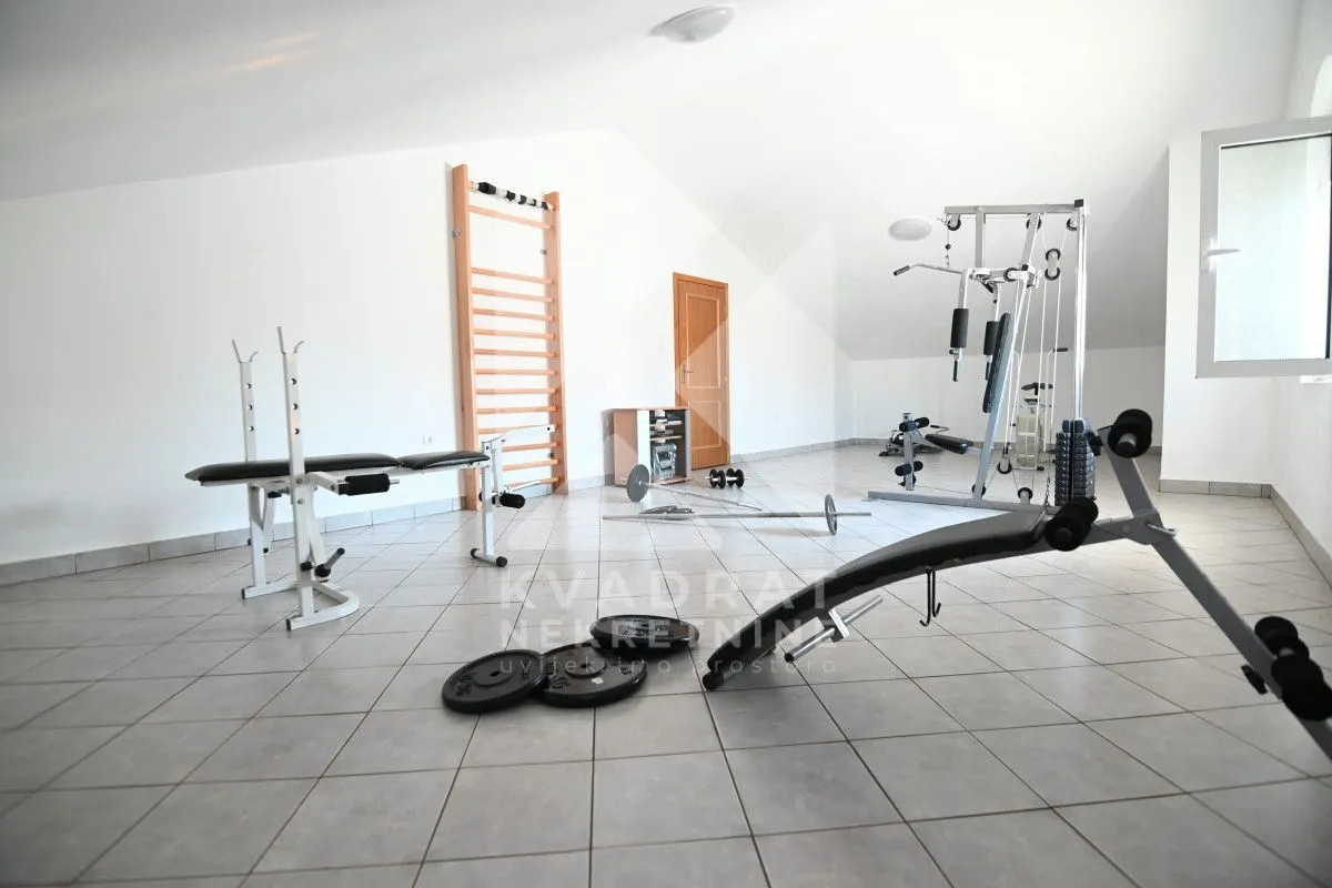 Rent, house, 400m², Zlatica, Podgorica