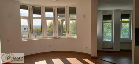 Prazna dnevna soba sa velikim polukružnim prozorima i drvenim podom. - image 2