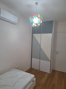 Svijetla spavaća soba sa ugradnim plakarem i klima uređajem. - image 6