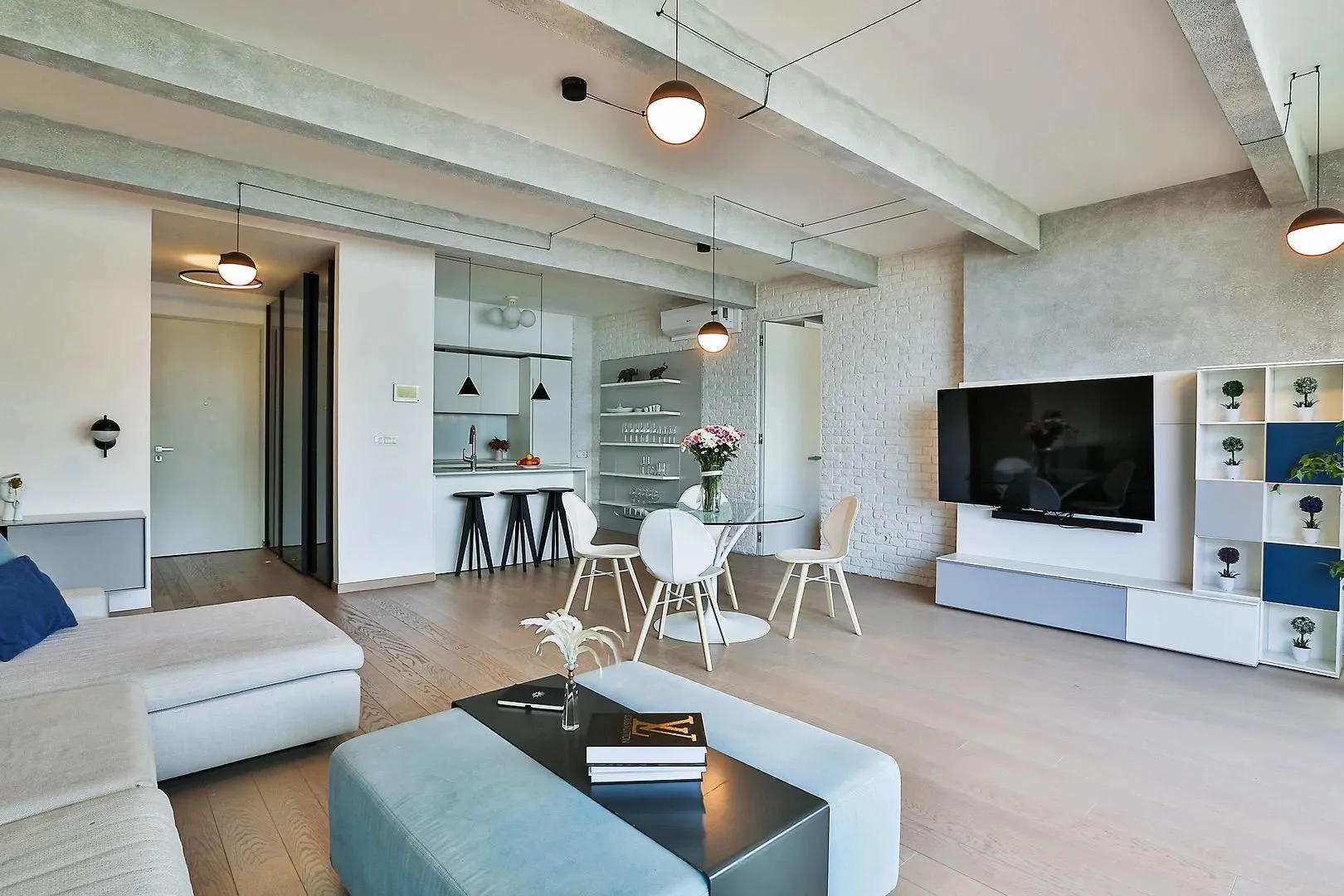 Izdavanje, dvosoban stan, 117m², Centar, Budva