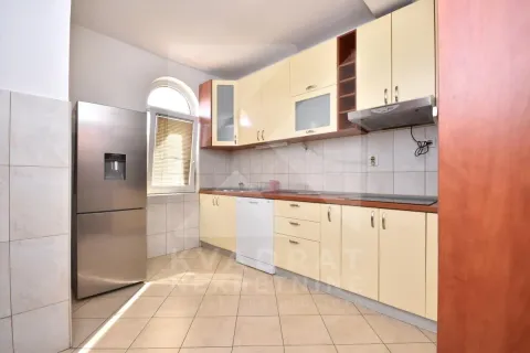 Rent, four bedroom apartment, 160m², Tološi, Podgorica - image 7