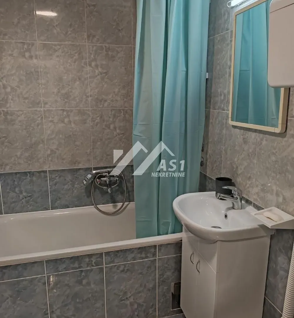 Izdavanje, trosoban stan, 55m², Centar, Novi Sad