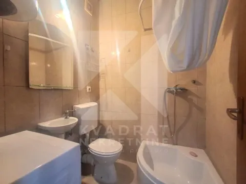 Manje kupatilo sa kadom, umivaonikom i toaletom. - image 5
