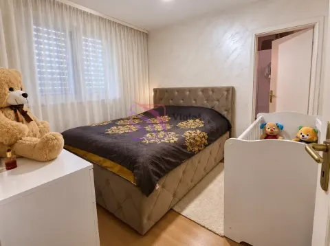 Namještena spavaća soba sa bračnim krevetom, krevetcem i plišanim igračkama. - image 6