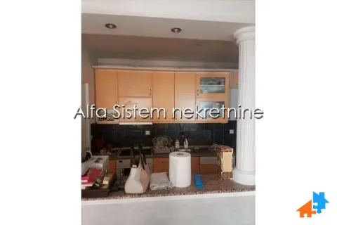 Manja kuhinja sa drvenim elementima i šankom. - image 5