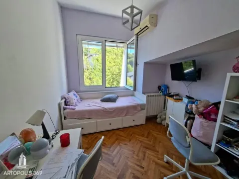 Nameštena dečja soba sa krevetom, radnim stolom i prozorom. - image 9