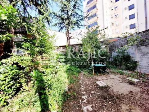 Yard of the house with greenery and a table with chairs. - image 15