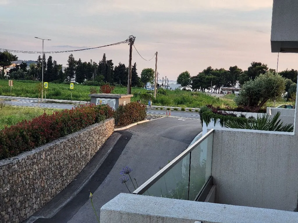 Pogled sa terase na okolno zelenilo i ulicu.