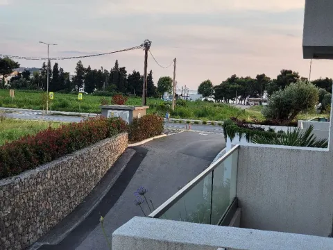 Pogled sa terase na okolno zelenilo i ulicu. - image 10