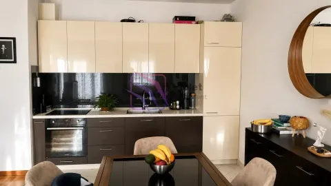 Moderna kuhinja sa bijelim visećim elementima i tamnim donjim elementima, u sklopu koje je i trpezarijski sto. - image 4