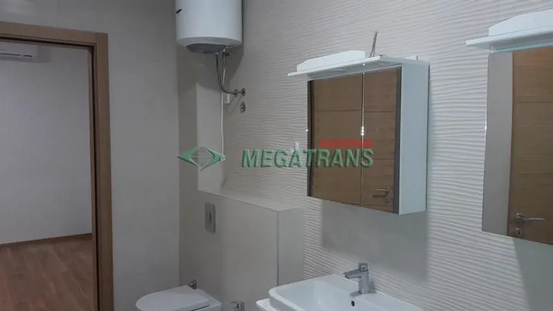Pogled na kupatilo sa umivaonikom, ogledalom i toaletom.