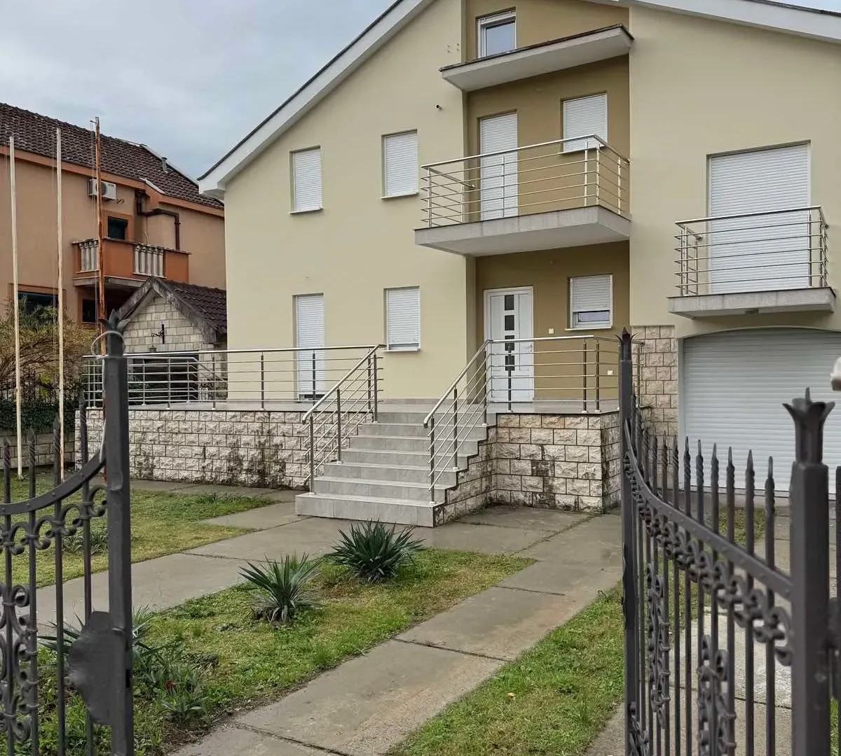 Izdavanje, kuća, 500m², Stari Aerodrom, Podgorica