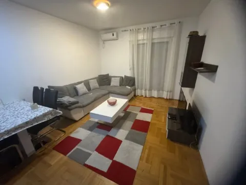 Izdavanje, jednosoban stan, 45m², Stari Aerodrom, Podgorica