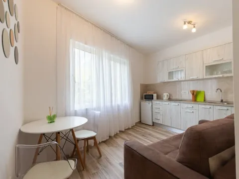 Izdavanje, jednosoban stan, 55m², Bečići, Budva